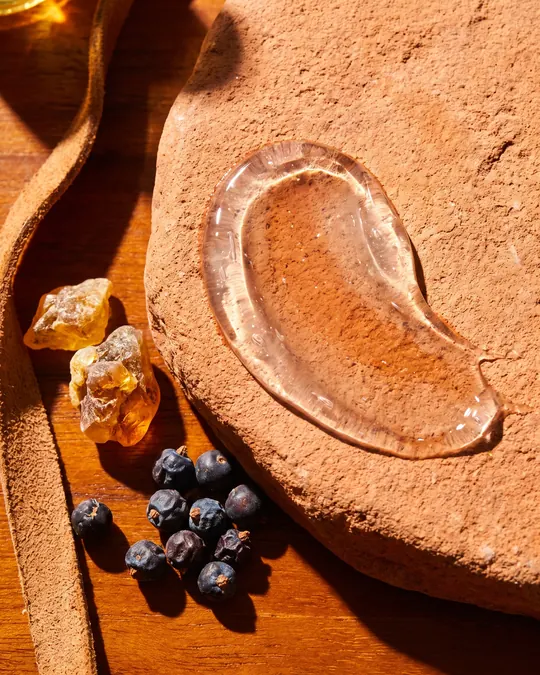 Ambarina Body Serum, Woody Amber & Leather, texture close-up