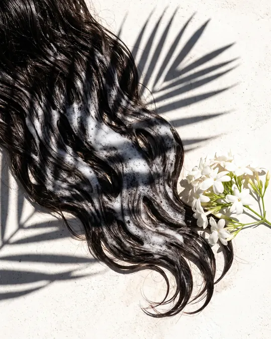 Mansa Sensitive Scalp Shampoo, texture close-up