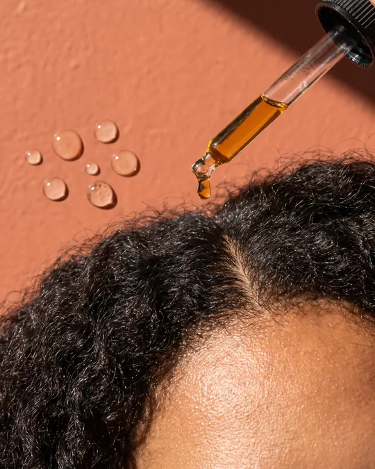 Moñito Exfoliating Scalp Serum, texture close-up