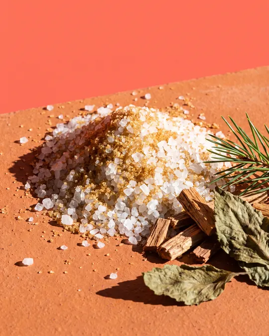 Quédate Sandalwood & Patchouli Bath Salt, texture close-up